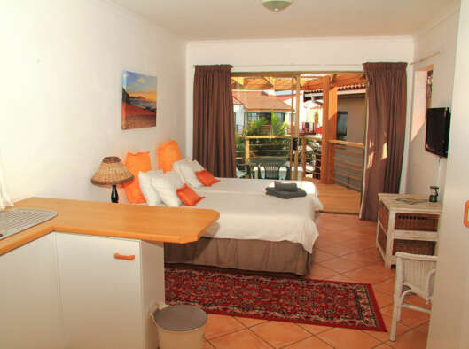 upsatairs-studio-beach-house-accommodation-jbay-3a upstairs studio baech house jeffreys bay